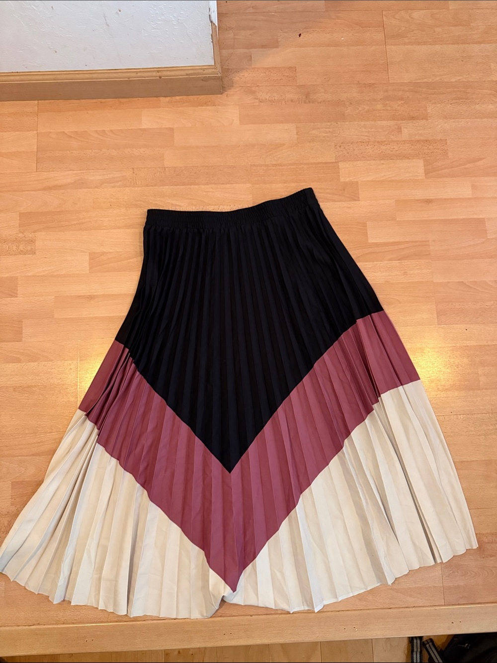 Max Studio Pleated Colorblock Midi Skirt in Black, Mauve & Cream